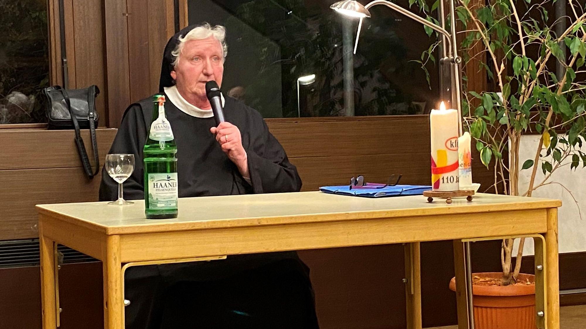 Die Benediktinerin Philipp Rath spricht bei einer Veranstaltung in St. Baptist in Leichlingen über die Rolle der Frau in der Kirche.