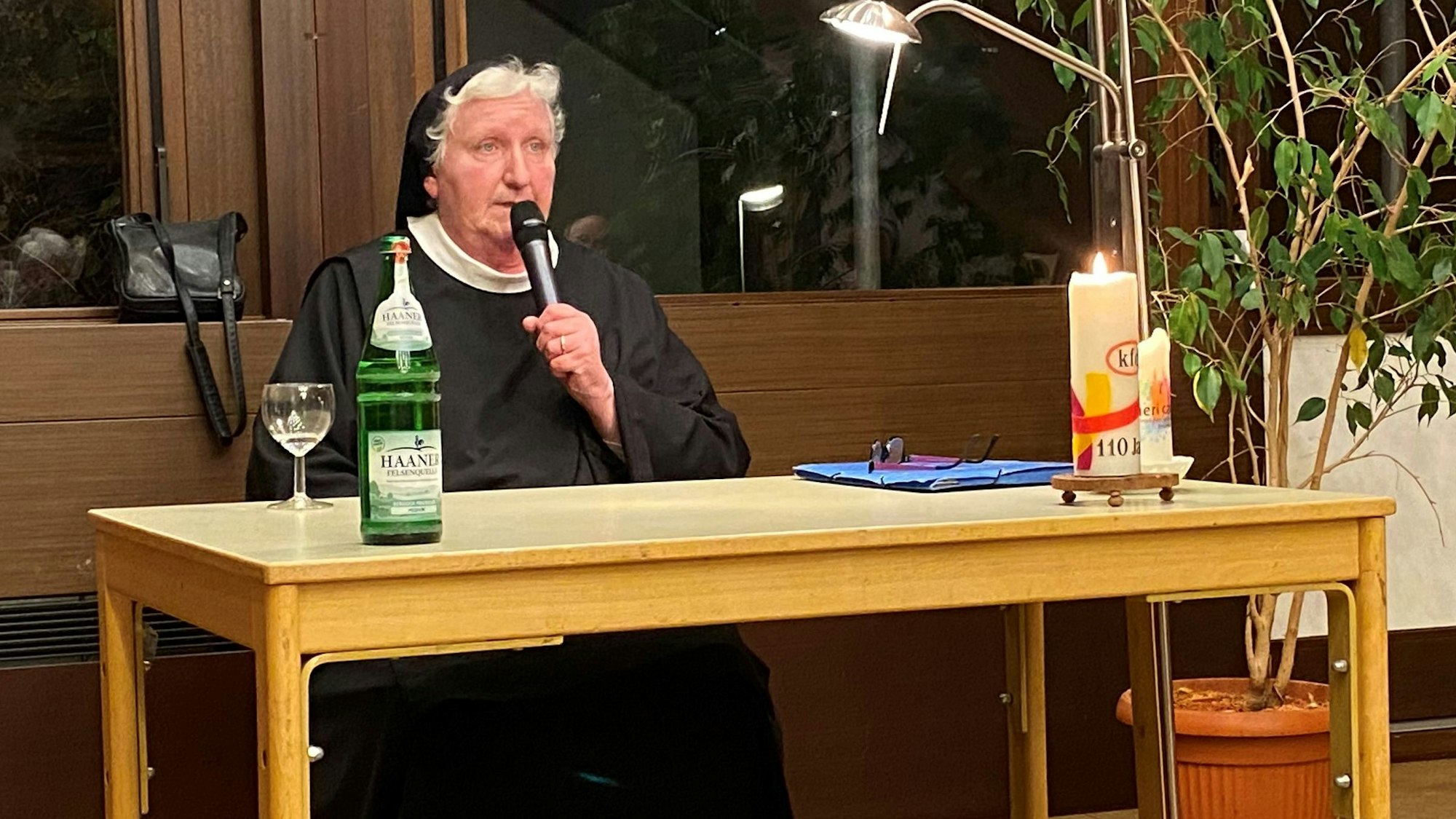 Die Benediktinerin Philipp Rath spricht bei einer Veranstaltung in St. Baptist in Leichlingen über die Rolle der Frau in der Kirche.