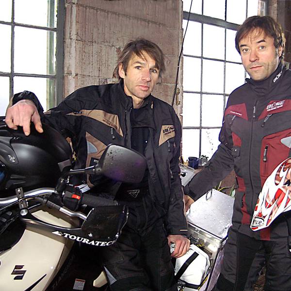 Die Schauspieler und Freunde Jan Josef Liefers (r) und Tobias Langhoff stehen in Motorradmonturen an ihren Motorrädern.