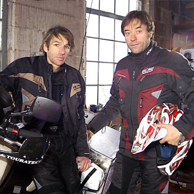 Die Schauspieler und Freunde Jan Josef Liefers (r) und Tobias Langhoff stehen in Motorradmonturen an ihren Motorrädern.