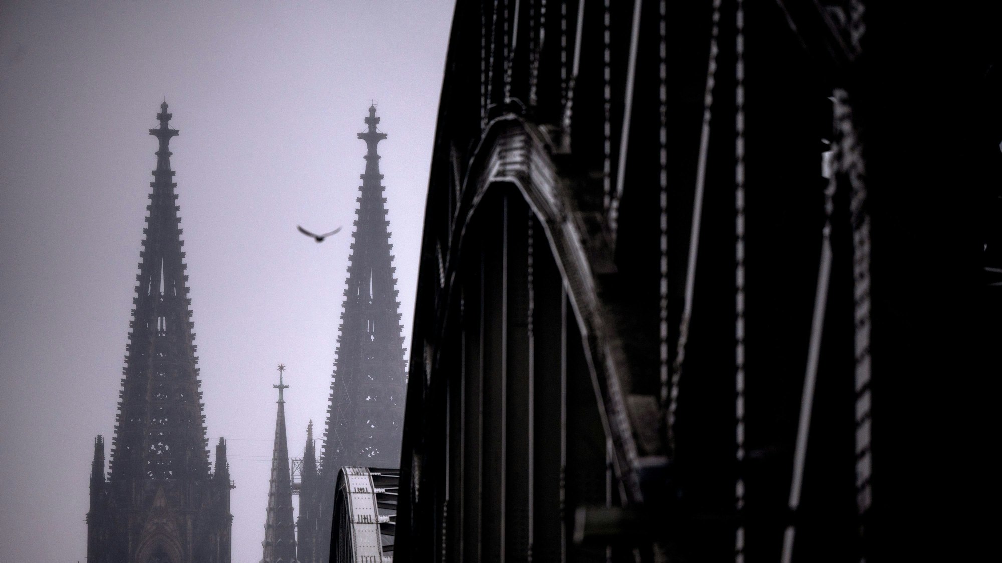 Nordrhein-Westfalen, Köln: Im Dunst und im Nieselregen steht der Dom am Rheinufer.