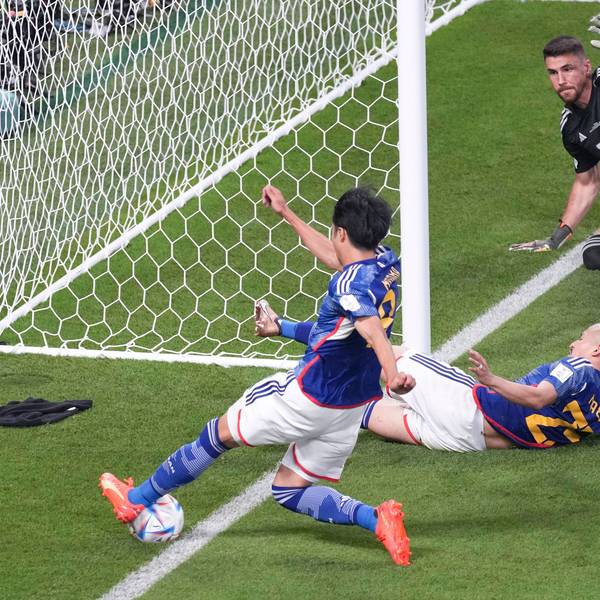 Japans Mitoma (l.) spielt den Ball von außen in die Mitte, daraufhin fällt das 2:1.