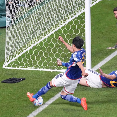 Japans Mitoma (l.) spielt den Ball von außen in die Mitte, daraufhin fällt das 2:1.