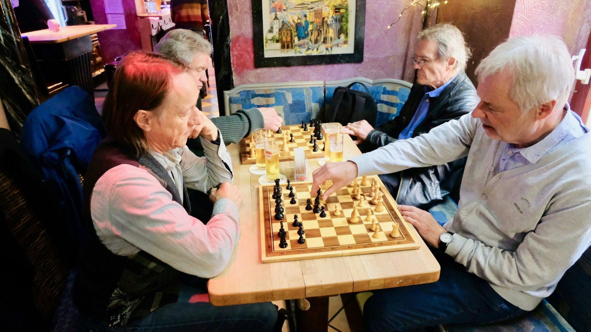 In der Kneipe Südkurbe spielt Hubert Dase (r.) bei einem Kölsch und einem Plausch gegen Werner Kemner.