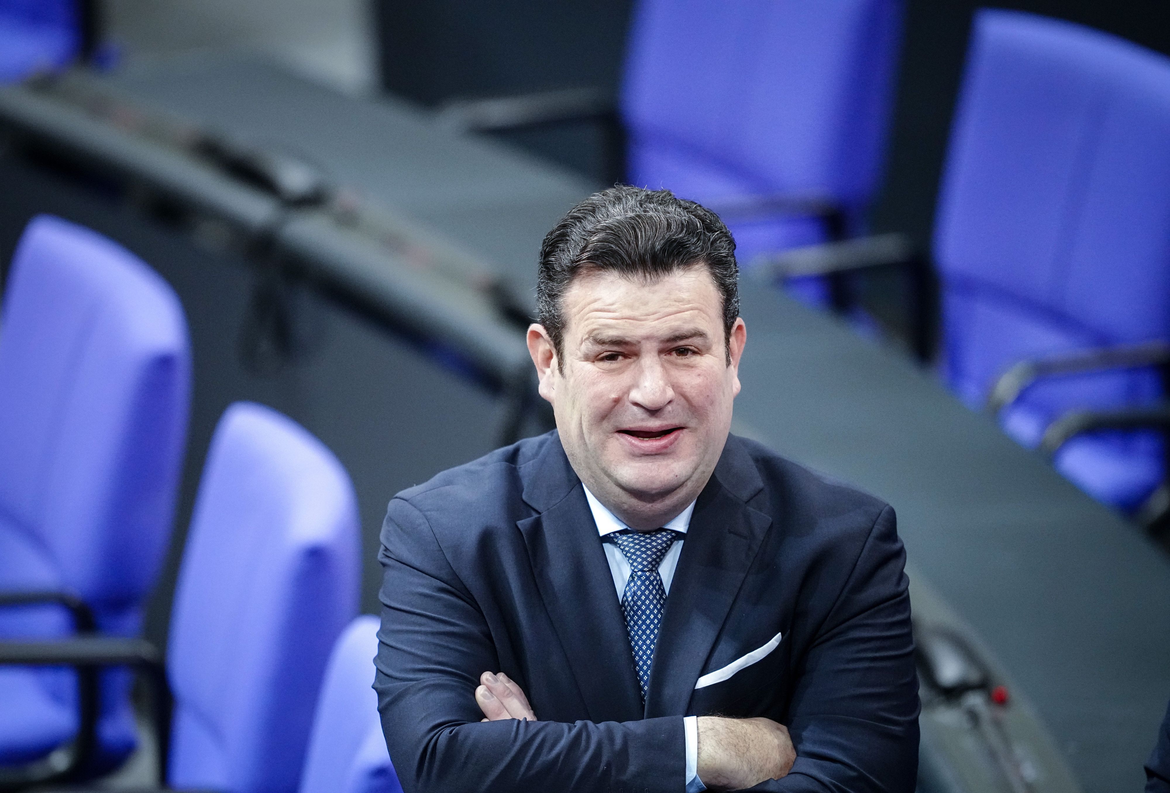 Hubertus Heil (SPD), Bundesminister für Arbeit und Soziales, nimmt an der Sitzung des Bundestags teil.