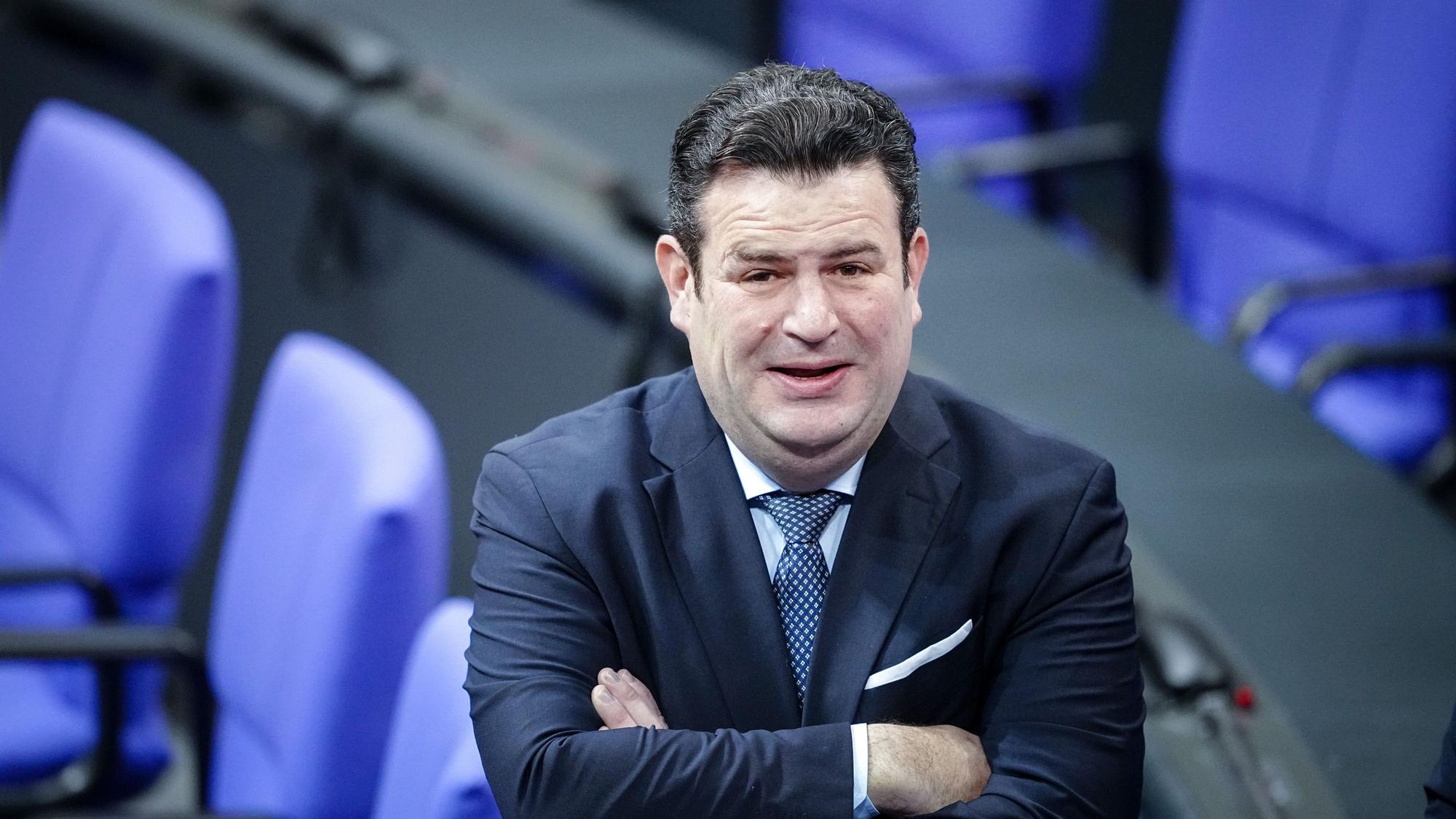 Hubertus Heil (SPD), Bundesminister für Arbeit und Soziales, nimmt an der Sitzung des Bundestags teil.