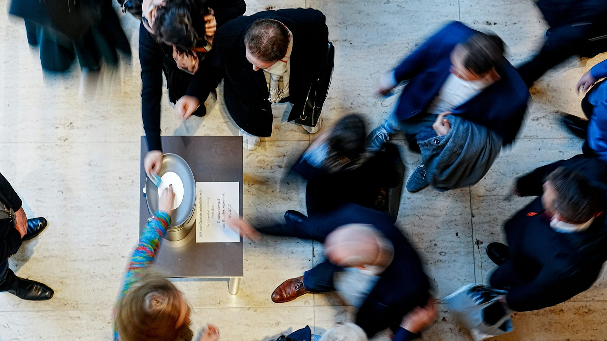 Bundestagsabgeordnete geben bei der Sitzung des Bundestags bei der namentlichen Abstimmung ihre Stimmkarten ab. Thema ist das Chancen-Aufenthaltsrecht.