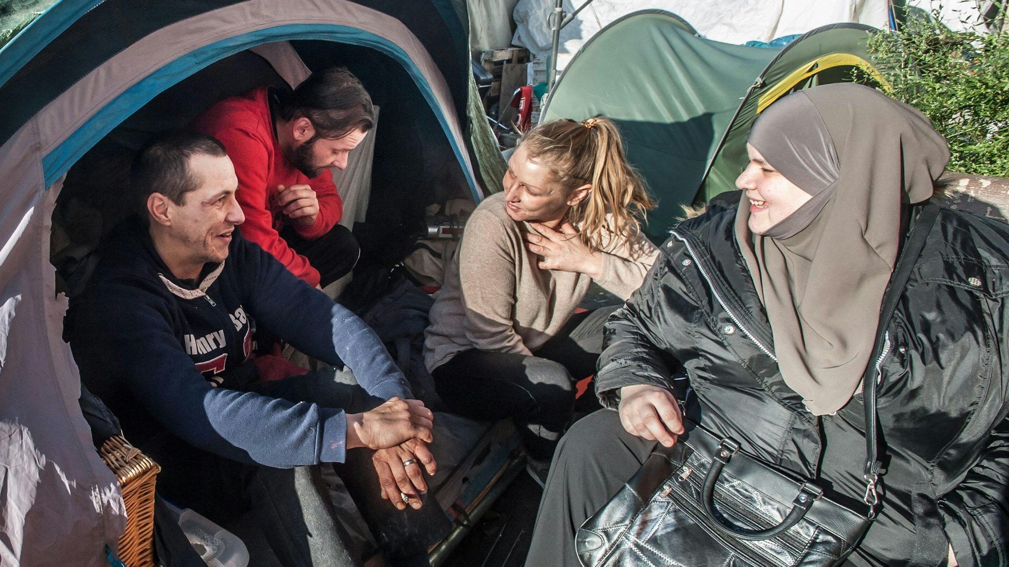 Obdachlose in Leverkusen, rechts Deniz „Diddi“ Palabiyikli vom Kältegang Leverkusen,
Archivbild von 2019
