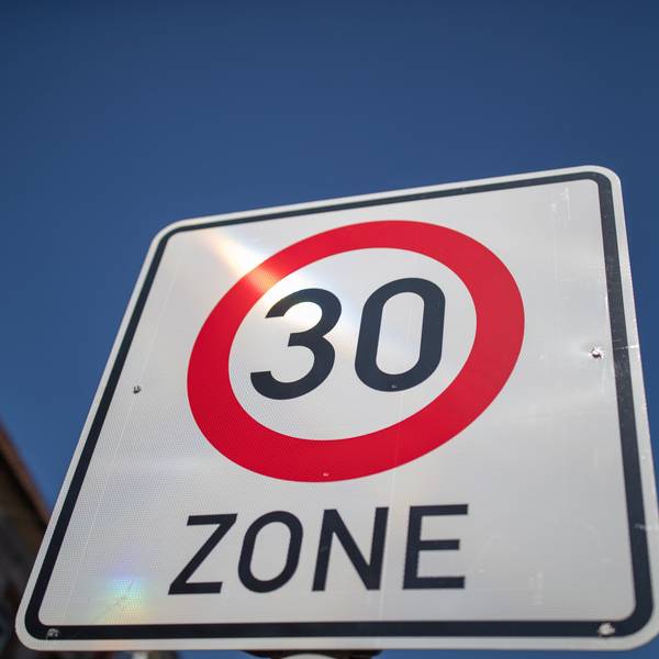 Ein Schild zeigt eine Tempo-30-Zone.