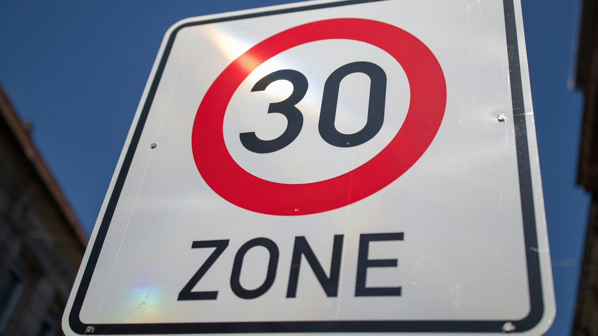 Ein Schild zeigt eine Tempo-30-Zone.