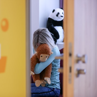 Ein Missbrauchsopfer sitzt beispielhaft in einem Raum mit mehreren Videokameras und Mikrofonen für eine Aufzeichnung seiner Aussage.