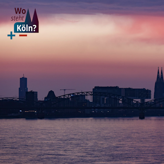 Das Bild zeigt den Sonnenuntergang über der Skyline von Köln.
