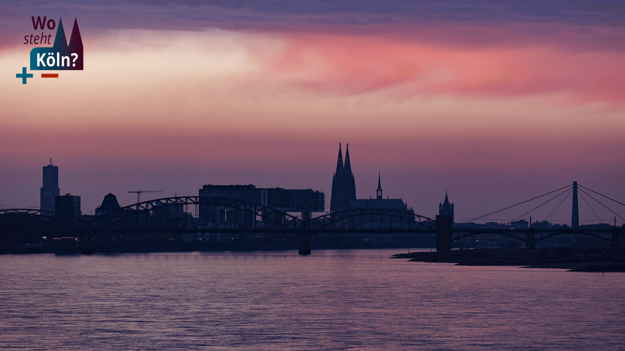 Das Bild zeigt den Sonnenuntergang über der Skyline von Köln.