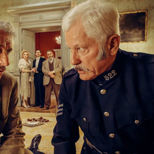 Chief Inspector Francis Lightmyer (Udo Wachtveitl, links vorne) und Constable Ivor Partridge (Miroslav Nemec, rechts vorne) untersuchen Arthur im Kaminzimmer. Lady Bantam (Sunnyi Melles), Charles (Ferdinand Hofer) und Dr. Mallard (Alexander Hörbe, rechts hinten) beobachten sie.