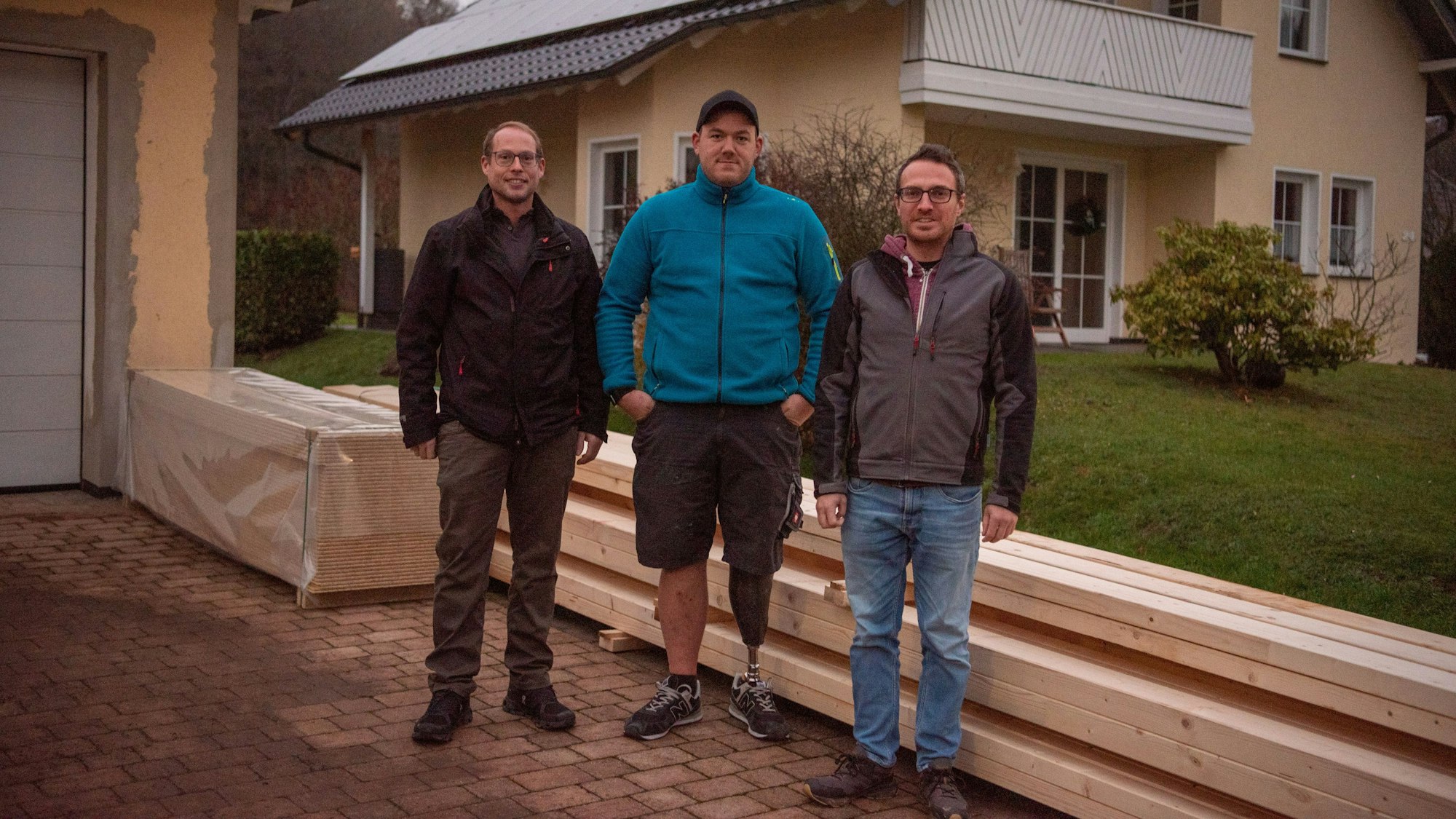 Das Foto zeigt Christian Lorse, Stefan Züll, Thomas Mahlberg von der Firma Lorse und Mahlberg GbR. Züll hat vor vier Jahren sein Bein verloren und arbeitet heute wieder auf dem Bau.