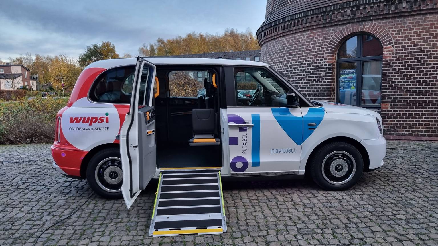 Ein Efi-Großraumtaxi steht mit geöffneter Tür und Zugangsrampe bereit.