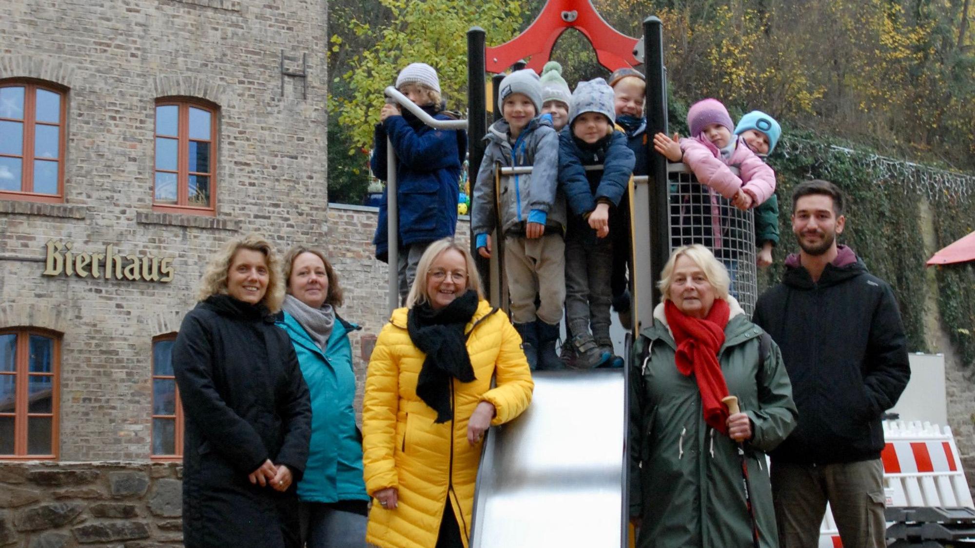 Der Spielplatz für die Kinder ist bereits fertig.