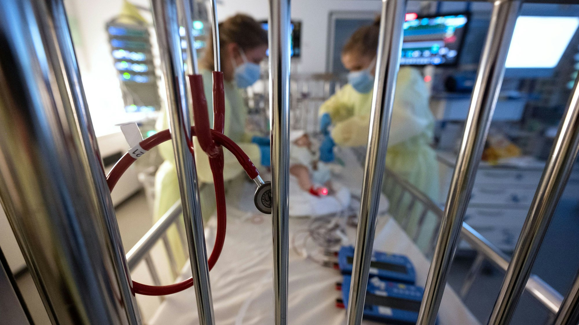 Intensivpflegerinnen versorgen auf einer Kinder-Intensivstation einen am RS-Virus erkrankten Säugling.