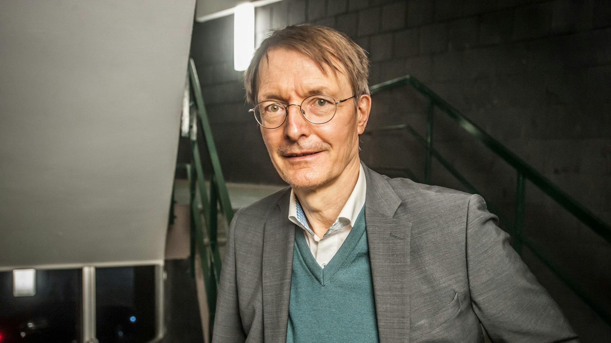 Karl Lauterbach steht im Treppenhaus des Leverkusener Forums.