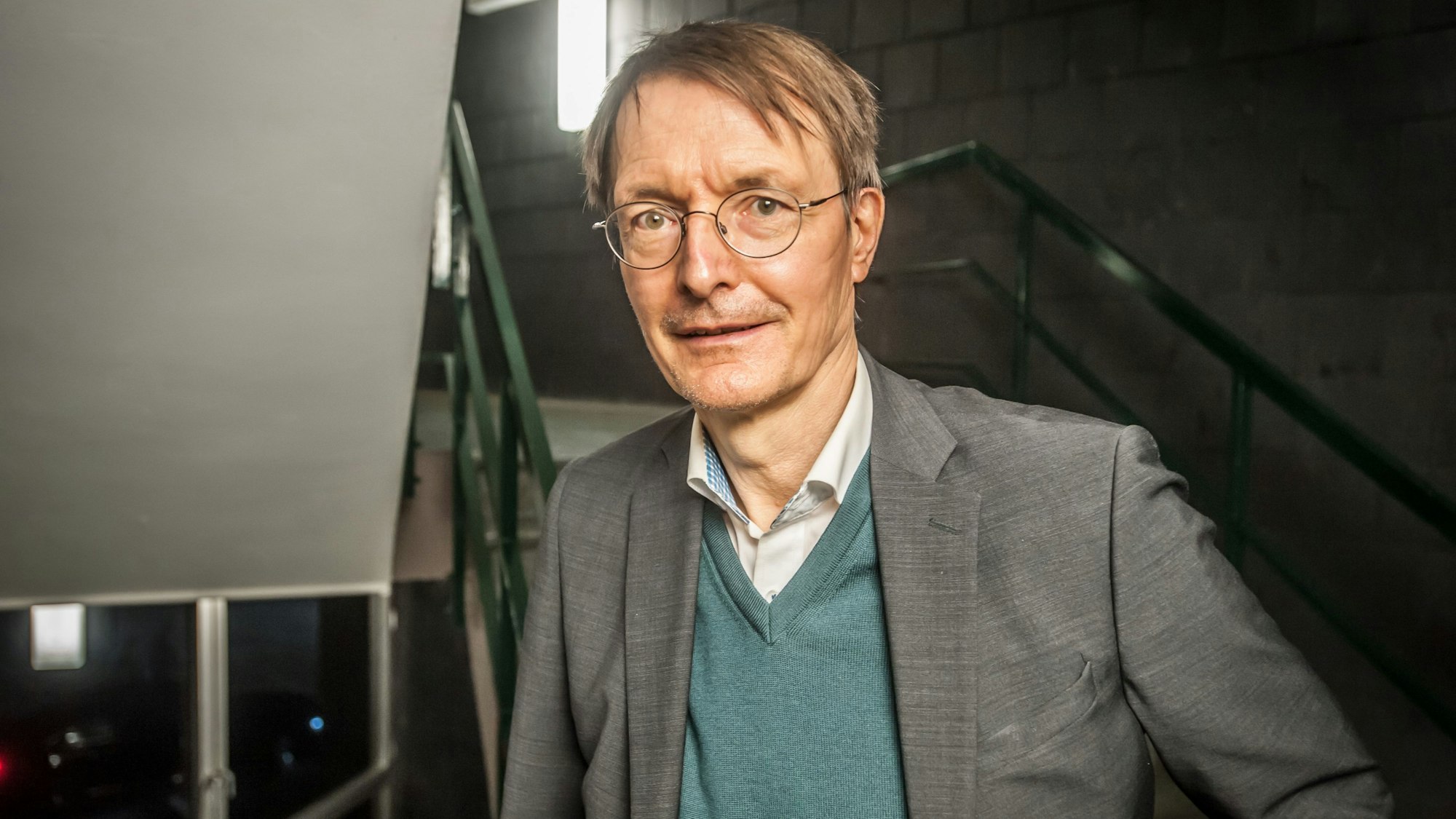 Karl Lauterbach steht am Hintereingang des Leverkusener Forums.