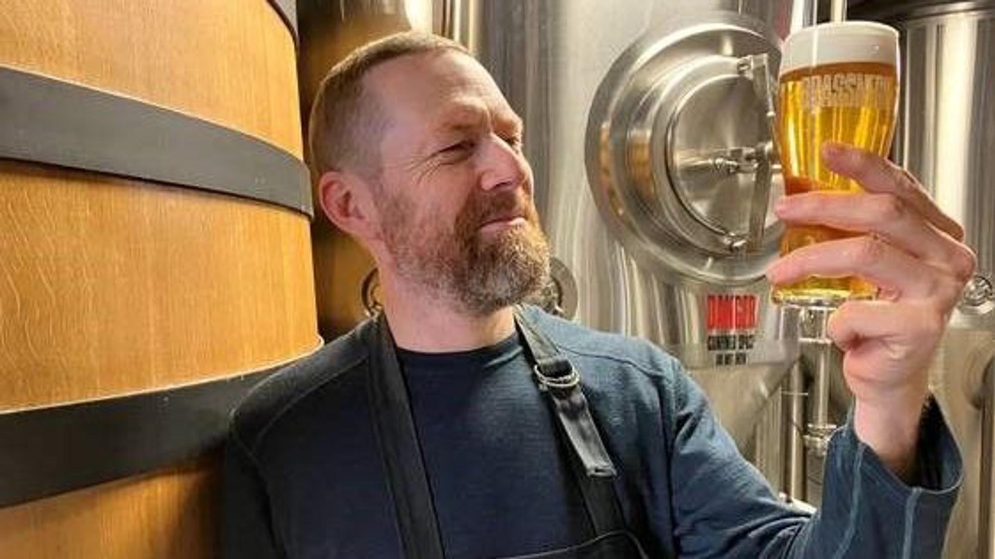 Conrad Gmoser von der Brassneck Brewery trinkt sein Kölsch.