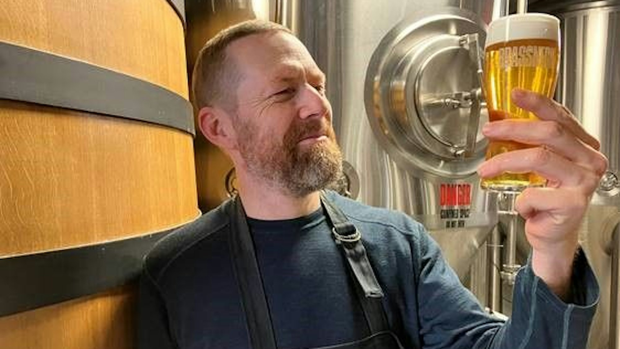 Conrad Gmoser von der Brassneck Brewery trinkt sein Kölsch.