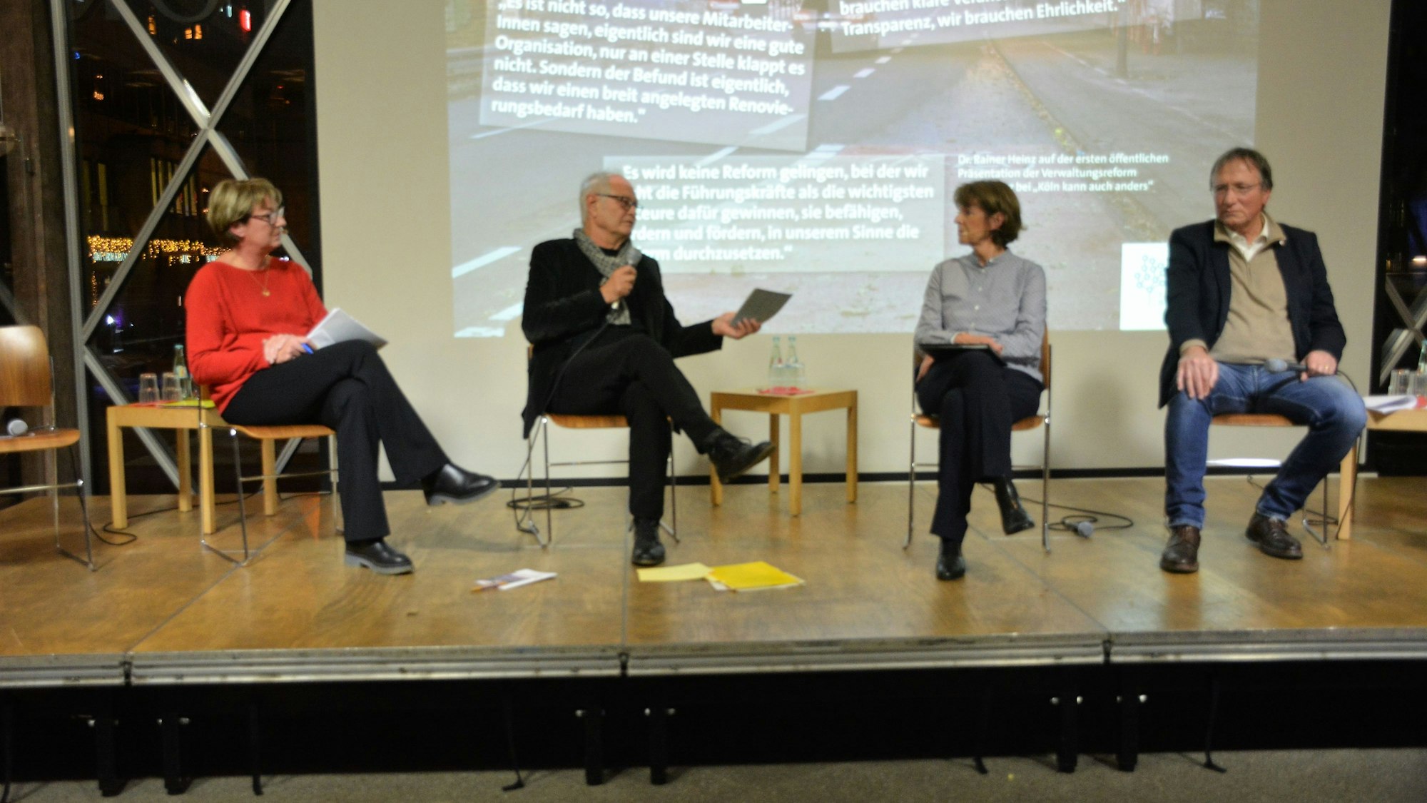 Judith Schulte-Loh, Dr. Martin Birke, Henriette Reker und Frank Deja (v.l.) sitzen auf einer Bühne im Domforum und diskutieren über die Verwaltungsreform.