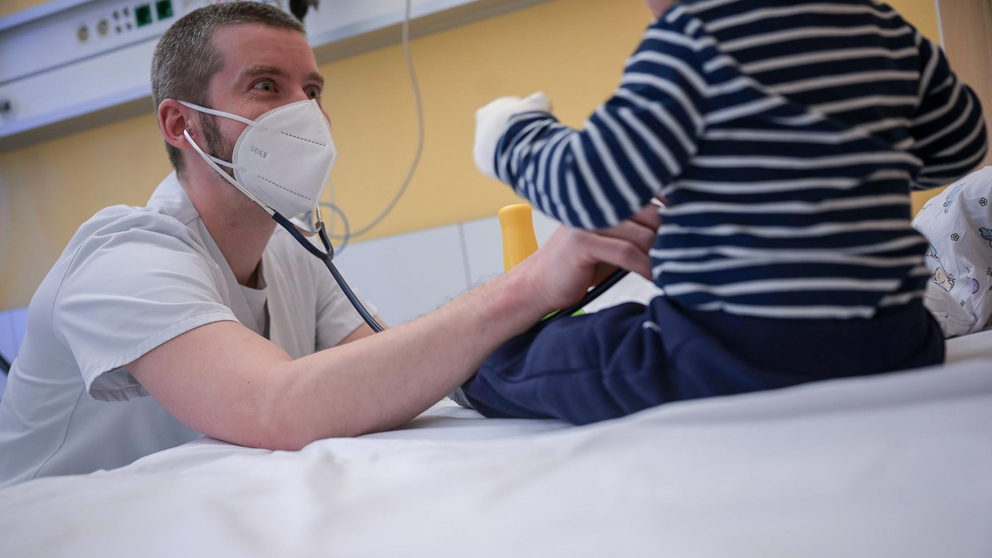 Ein Kinderarzt untersucht ein krankes Kind im Krankenhaus.