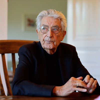 Der Politiker Gerhart Baum sitzt in seiner Wohnung am Kölner Ubierring.