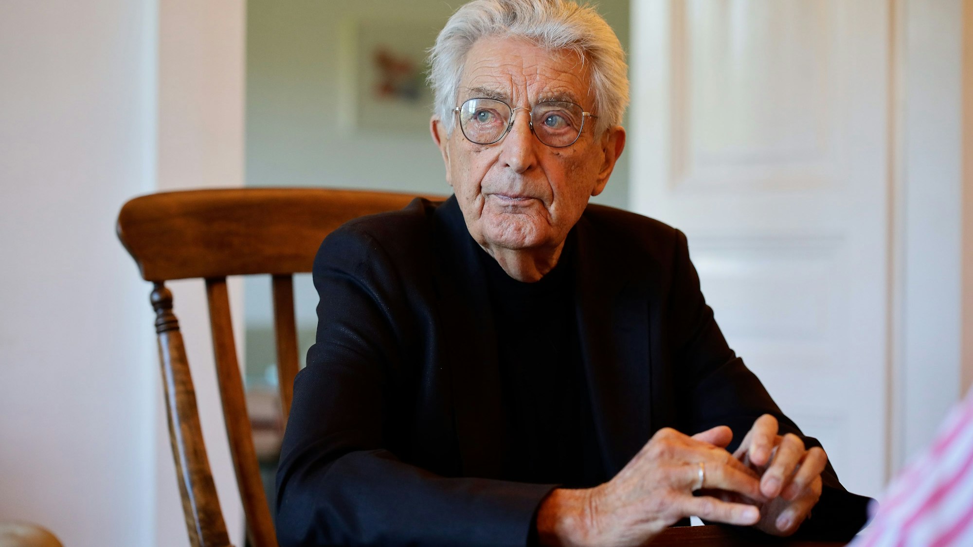 Der Politiker Gerhart Baum sitzt in seiner Wohnung am Kölner Ubierring.