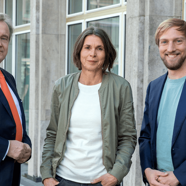 Bernd Petelkau, Christiane Martin und Christian Achtelik stehen vor dem Kölner Rathaus.