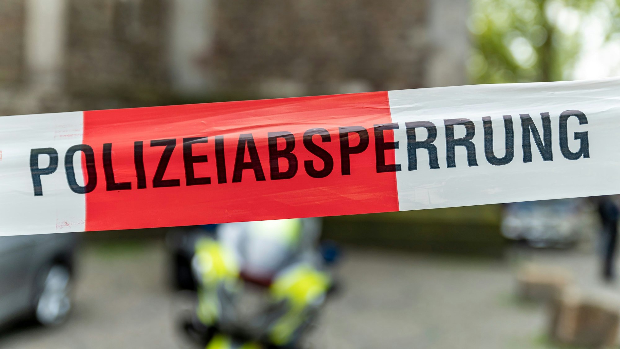 Ein mit Flatterband der Polizei abgesperrter Bereich.