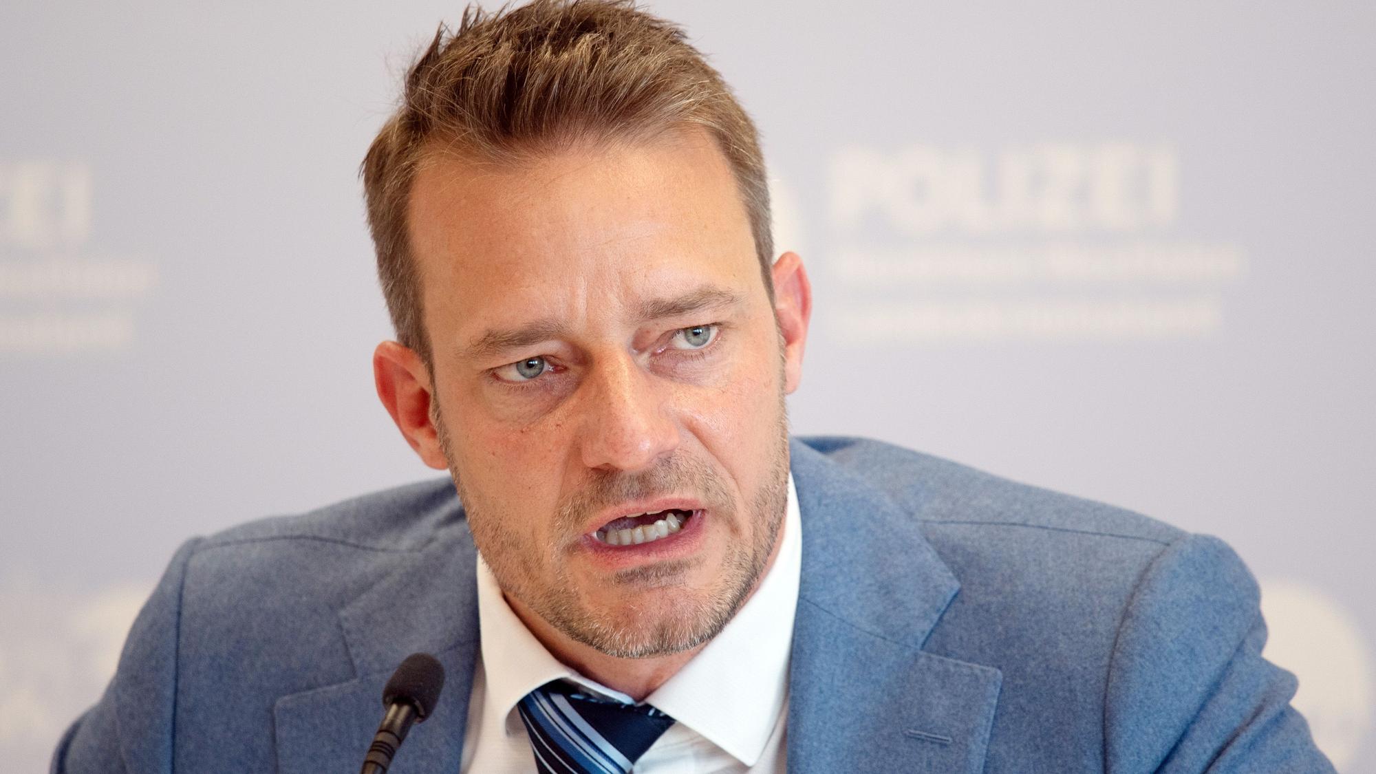 Oliver Huth, Leiter der Ermittlungskommission im Landeskriminalamt Nordrhein-Westfalen, spricht während einer Pressekonferenz.