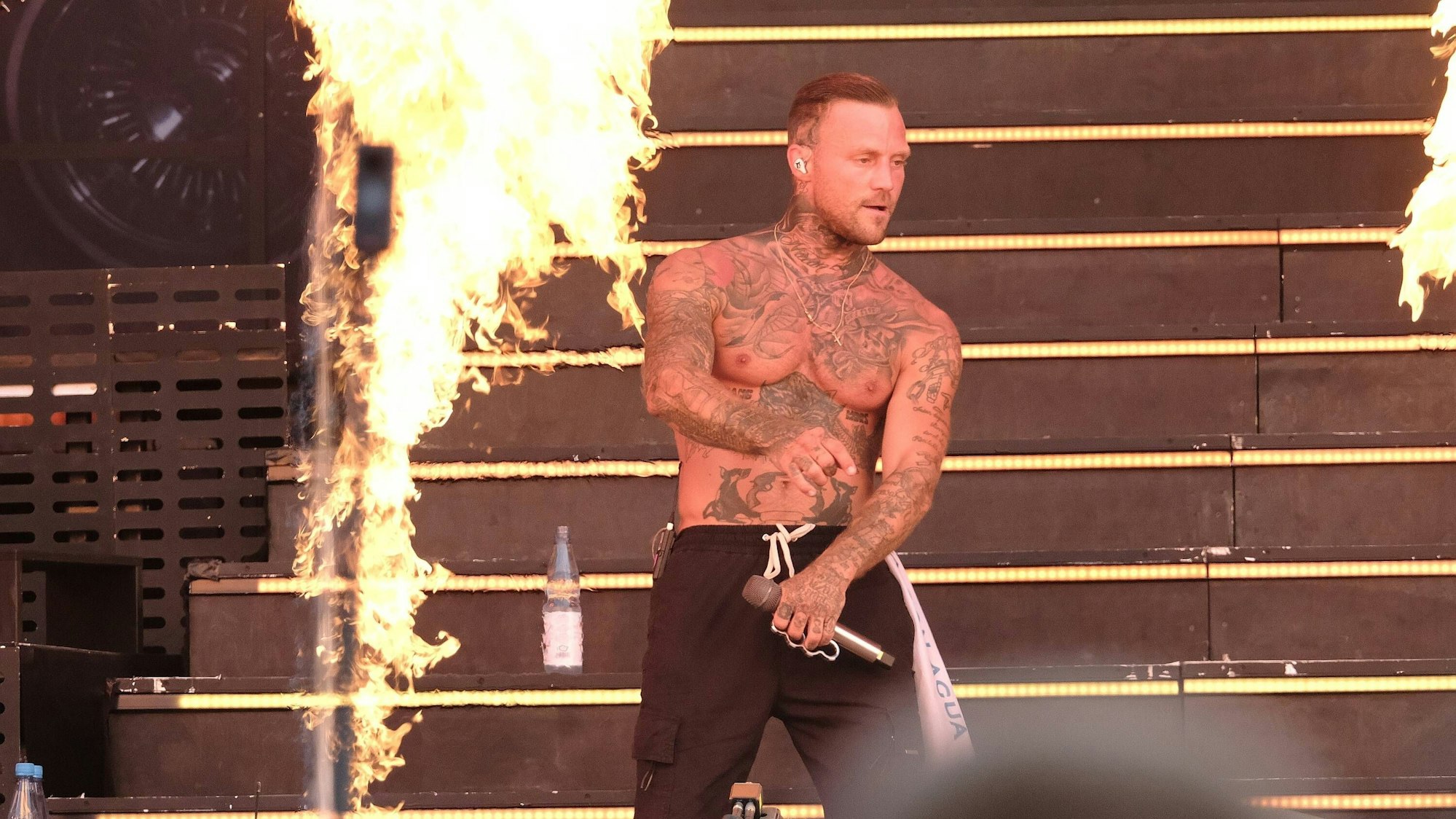 Kontra K oberkörperfrei auf der Bühne.