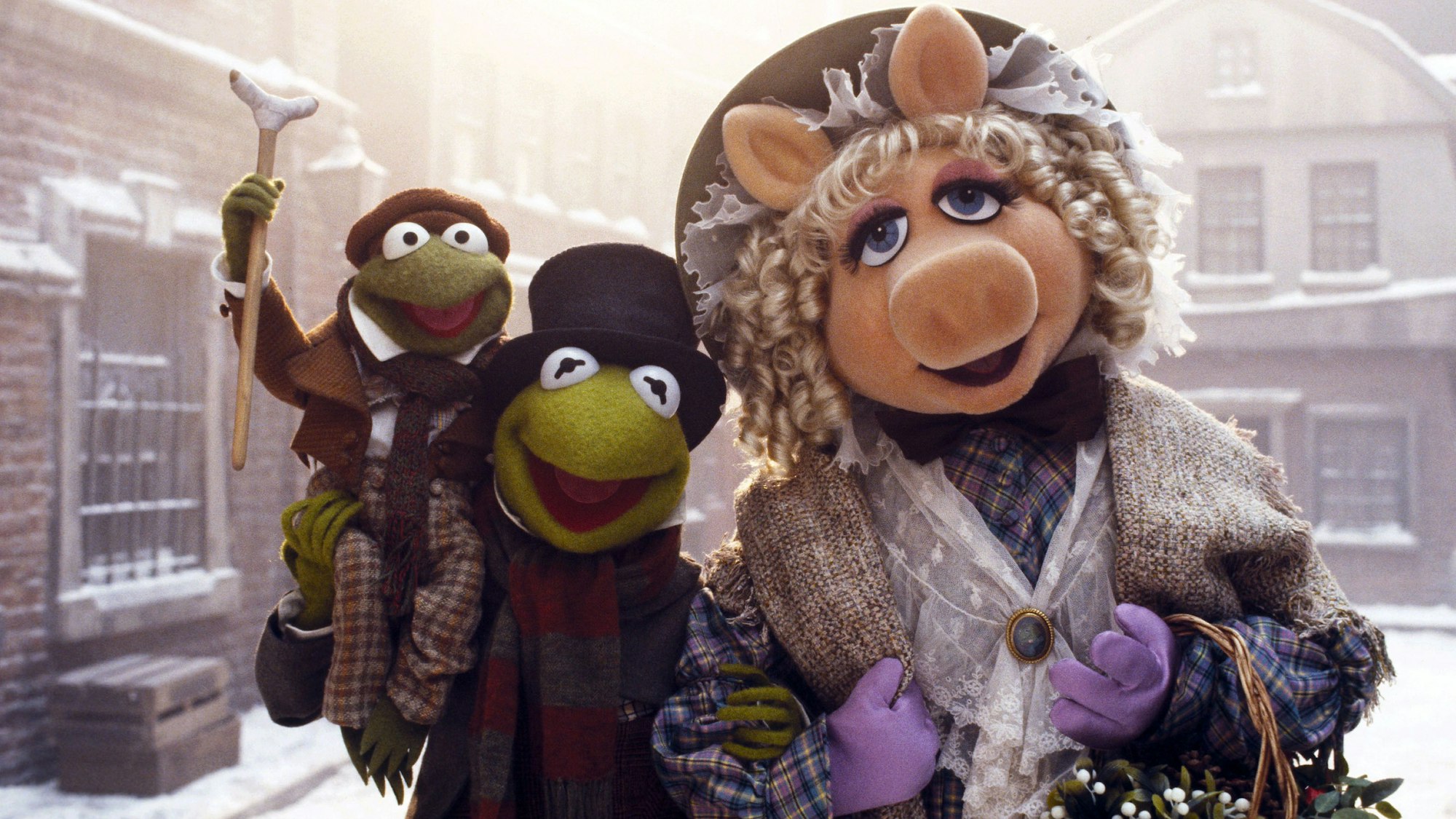 Miss Piggy, Kermit und Co. mischen den beliebten Klassiker von Charles Dickens um den geizigen Geschäftsmann Ebenezer auf in einer Szene aus «Die Muppets Weihnachtsgeschichte».