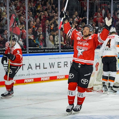 Andreas Thuresson bejubelt seinen Treffer zum 2:1.