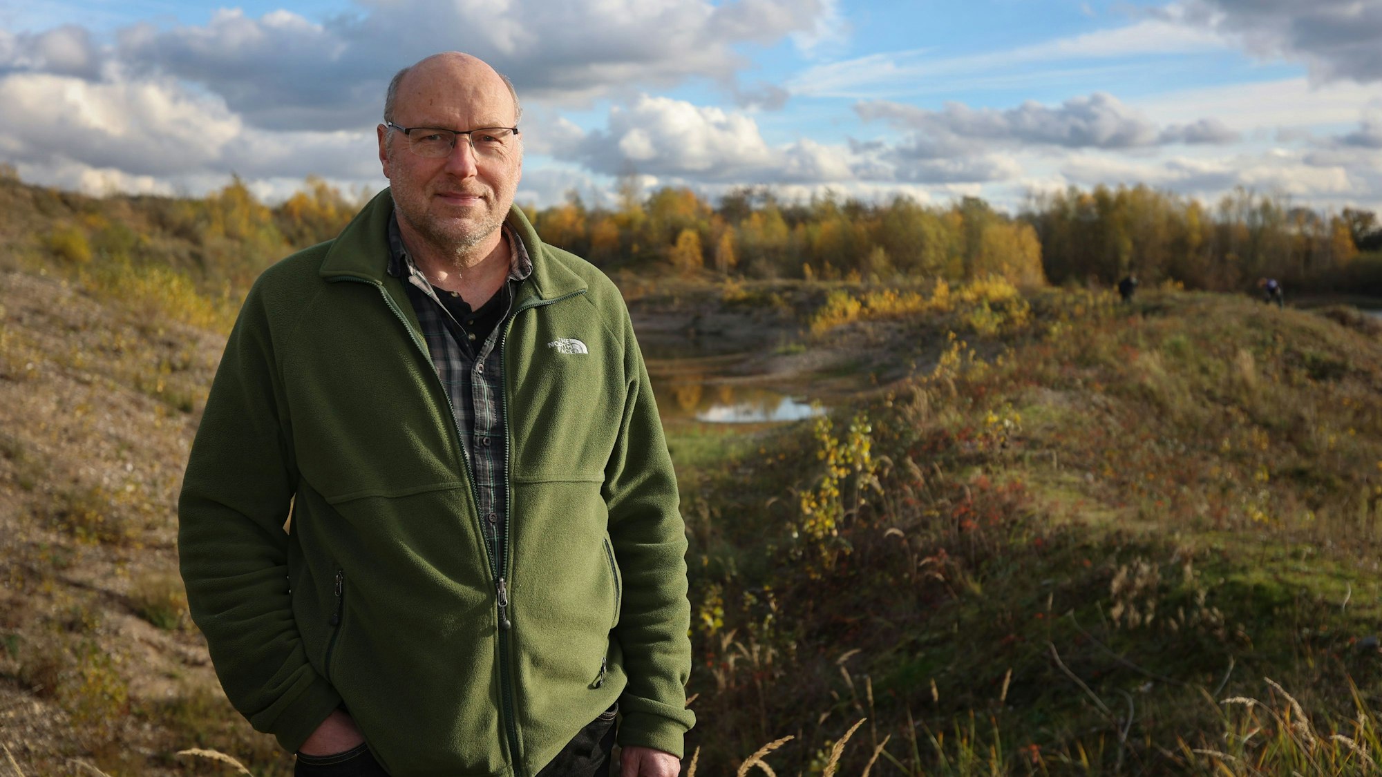 Nabu-Mitarbeiter und Diplom-Biologe Bernhard Sonntag steht in einer Wiese auf dem Gelände der Kiesgrube Buschbergsee in Leverkusen-Hitdorf.