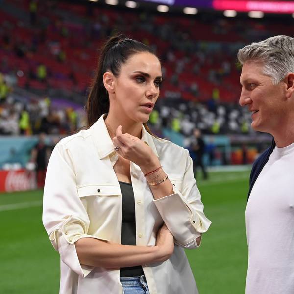 Moderatorin Esther Sedlaczek und Weltmeister Bastian Schweinsteiger diskutieren am Spielfeldrand des Al-Bayt-Stadions, in dem die deutsche Fußball-Nationalmannschaft am Donnerstagabend zwar Costa Rica 4:2 besiegte, jedoch aus der WM ausschied, weil Spanien im Parallelspiel gegen Japan verlor.