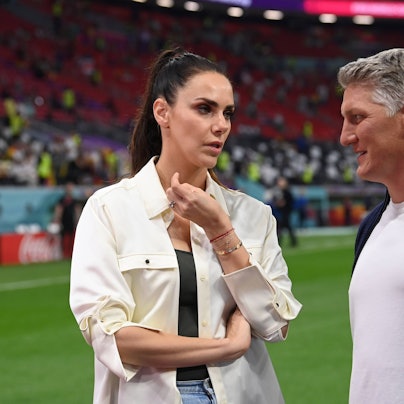 Moderatorin Esther Sedlaczek und Weltmeister Bastian Schweinsteiger diskutieren am Spielfeldrand des Al-Bayt-Stadions, in dem die deutsche Fußball-Nationalmannschaft am Donnerstagabend zwar Costa Rica 4:2 besiegte, jedoch aus der WM ausschied, weil Spanien im Parallelspiel gegen Japan verlor.