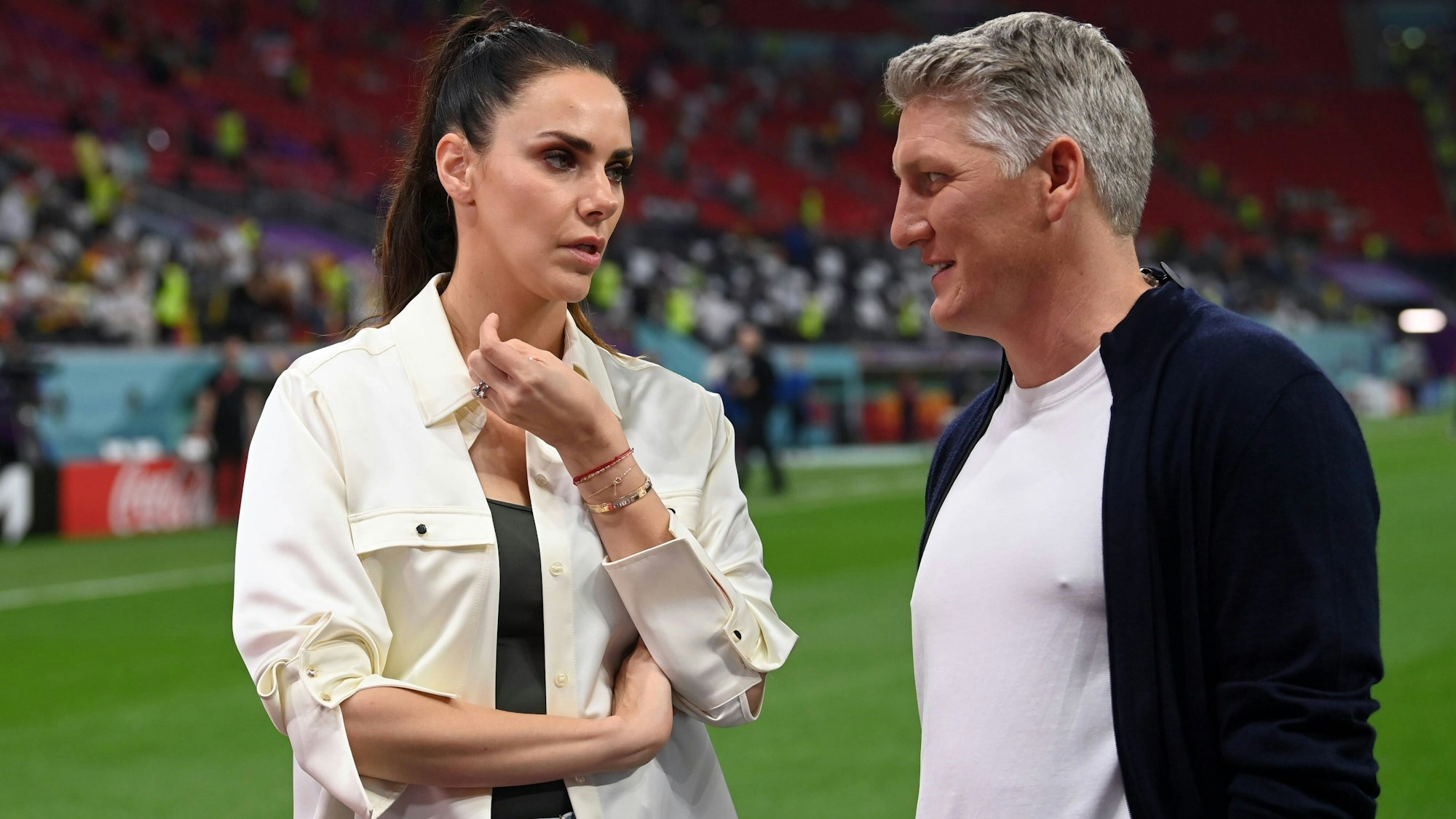 Moderatorin Esther Sedlaczek und Weltmeister Bastian Schweinsteiger diskutieren am Spielfeldrand des Al-Bayt-Stadions, in dem die deutsche Fußball-Nationalmannschaft am Donnerstagabend zwar Costa Rica 4:2 besiegte, jedoch aus der WM ausschied, weil Spanien im Parallelspiel gegen Japan verlor.