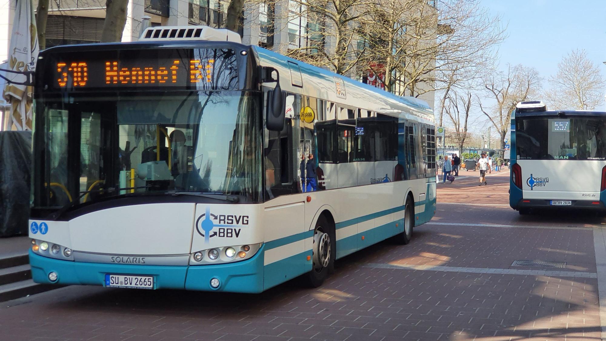 Ein Bus der RSVG-Linie 510 passiert den Siegburger Europaplatz.
