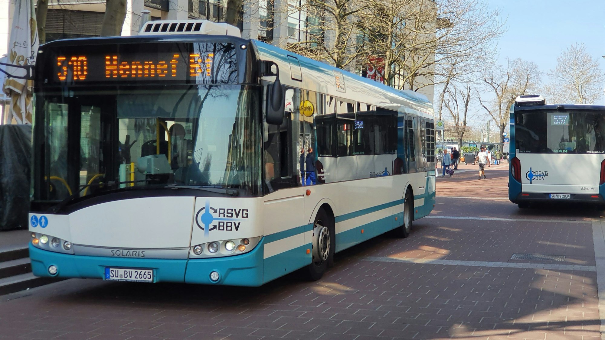 Ein Bus fährt über eine Straße.
