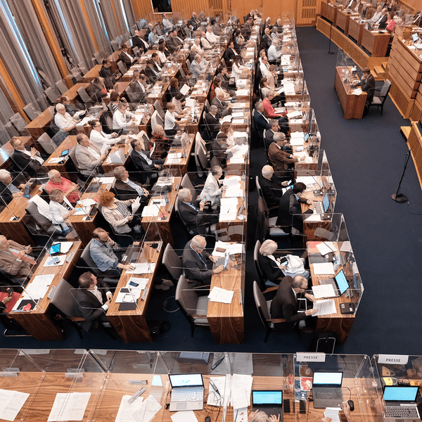 Die Dezernentinnen und Dezernenten sitzen im Ratssaal neben der Oberbürgermeisterin.