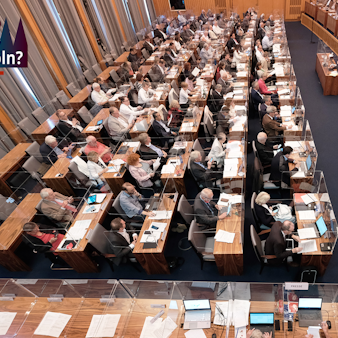 Die Dezernentinnen und Dezernenten sitzen im Ratssaal neben der Oberbürgermeisterin.