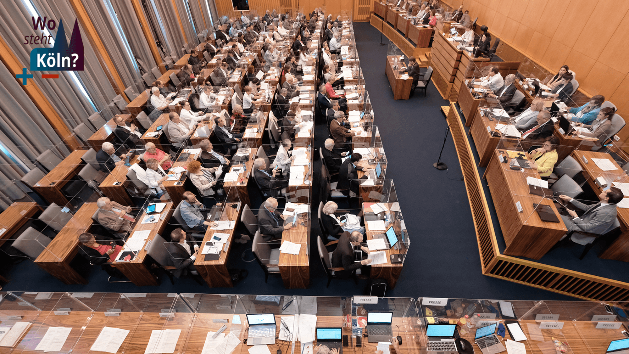 Die Dezernentinnen und Dezernenten sitzen im Ratssaal neben der Oberbürgermeisterin.