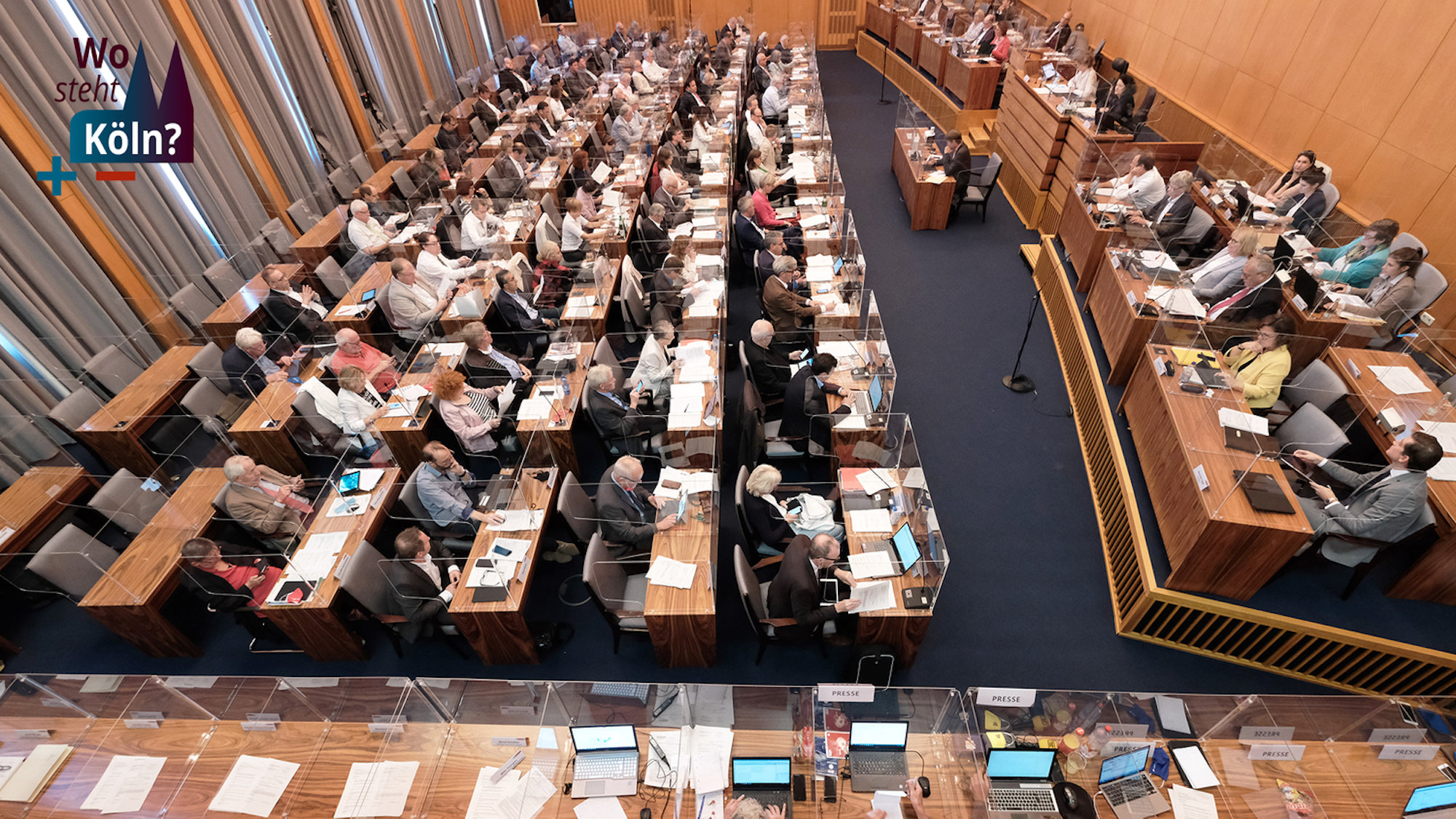 Die Dezernentinnen und Dezernenten sitzen im Ratssaal neben der Oberbürgermeisterin.