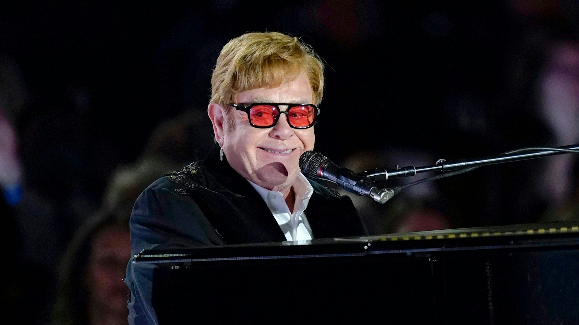 Elton John sitzt bei einem Auftritt in Washington am Flügel.