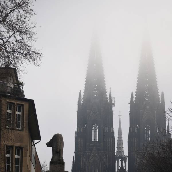 Dichte Nebelschwaden ziehen um die Turmspitzen des Kölner Doms.