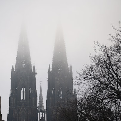 Dichte Nebelschwaden ziehen um die Turmspitzen des Kölner Doms.