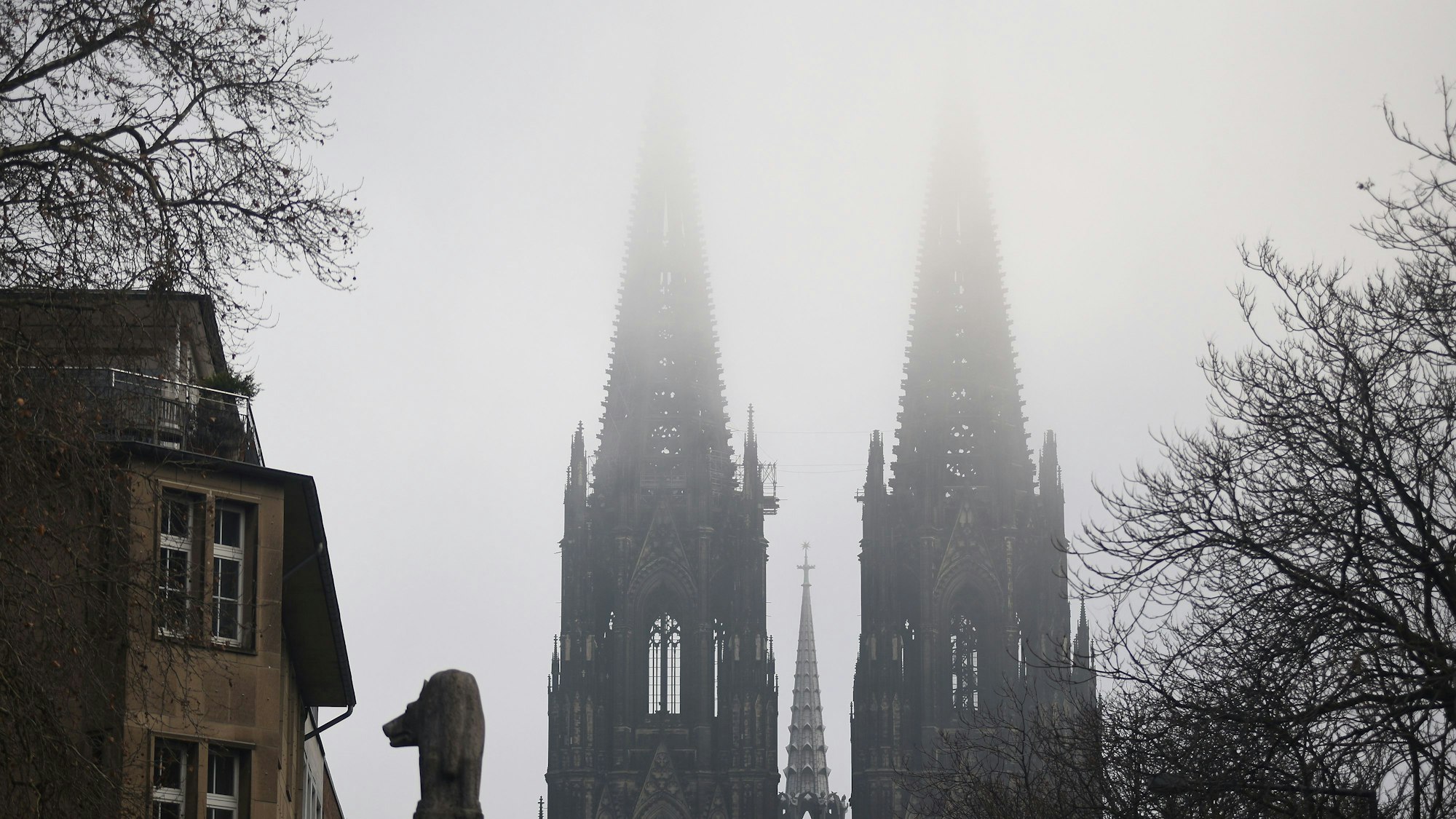Dichte Nebelschwaden ziehen um die Turmspitzen des Kölner Doms.